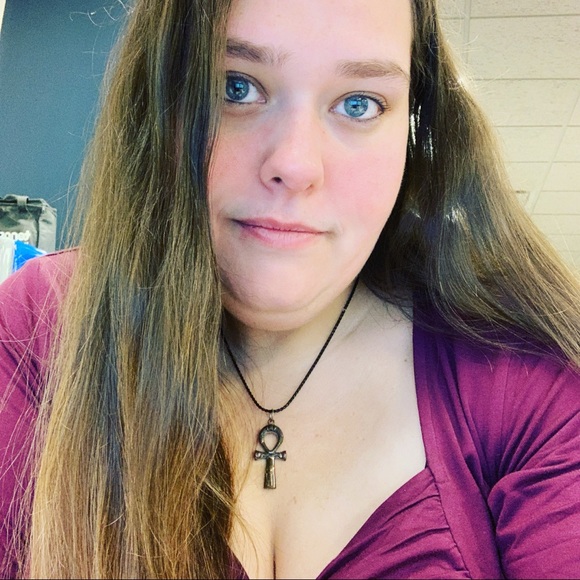 Meet your Posher, Tori - Picture 2 of 6